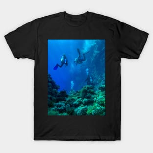 Coral reef and scuba divers T-Shirt